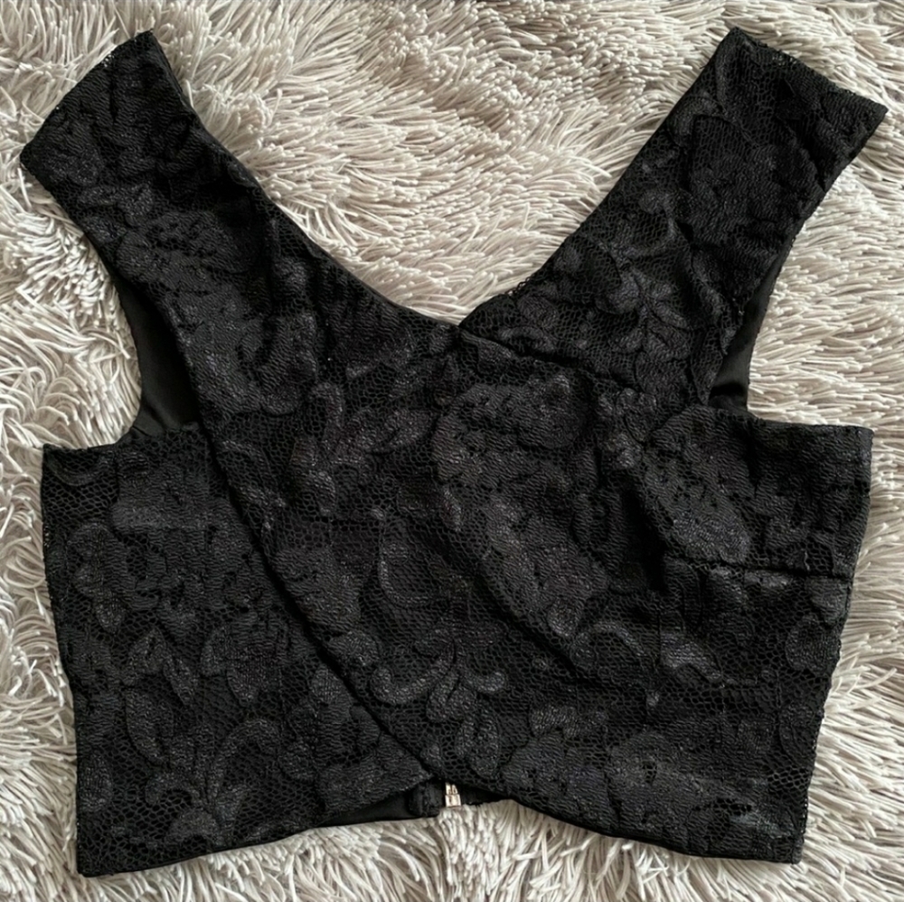 🖤 Charlotte Russe Lace Crop Top 🖤
